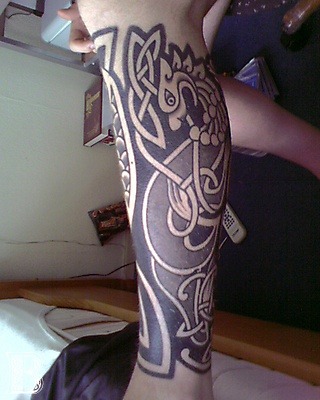 Tatouage celtique sur mollet