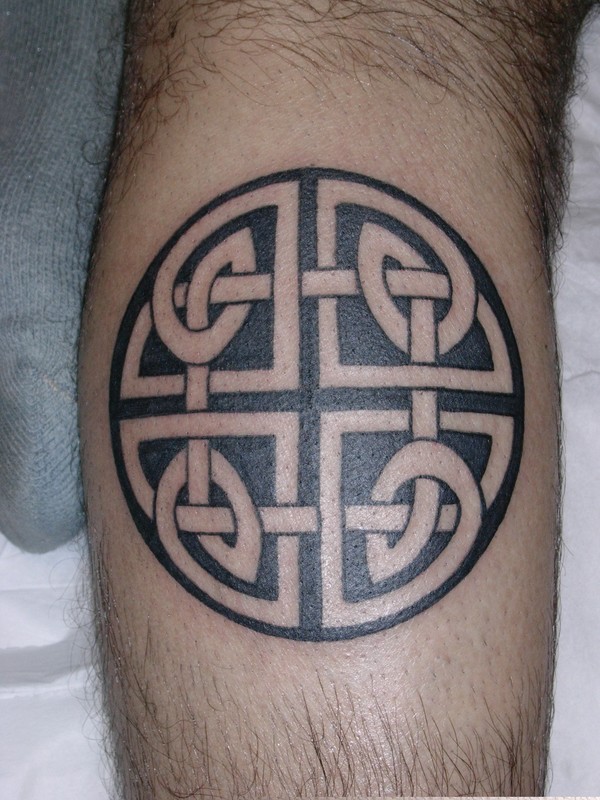 tatouage celtique sur mollet