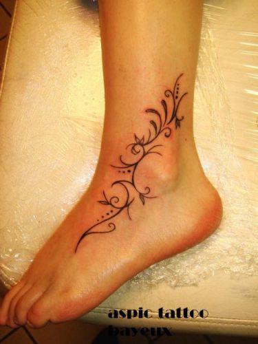 tatouage cheville femme arabesque