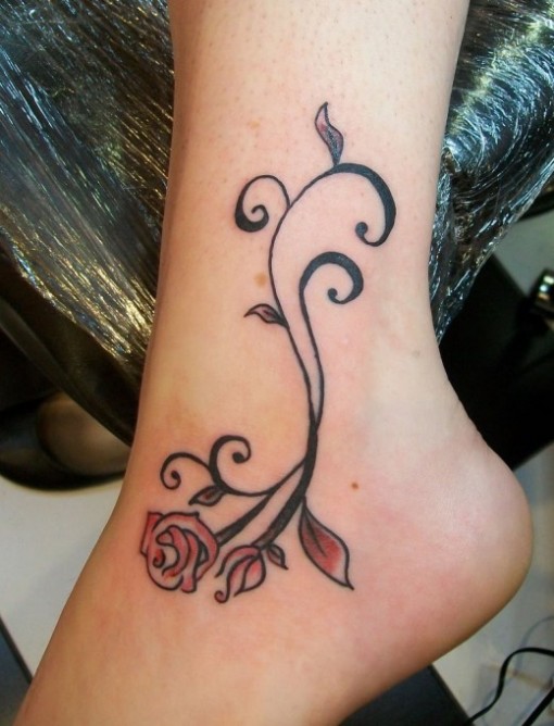 tatouage cheville femme arabesque