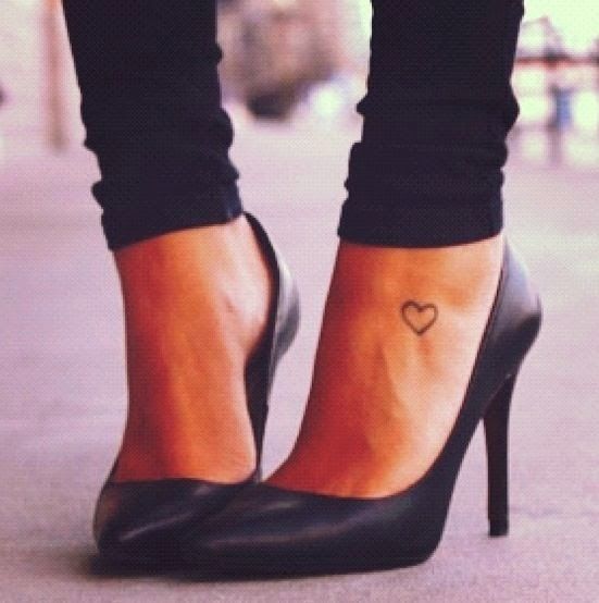 tatouage cheville femme coeur