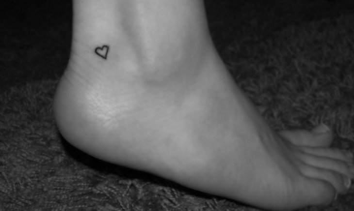 tatouage cheville femme coeur