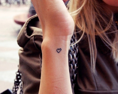 tatouage cheville femme coeur