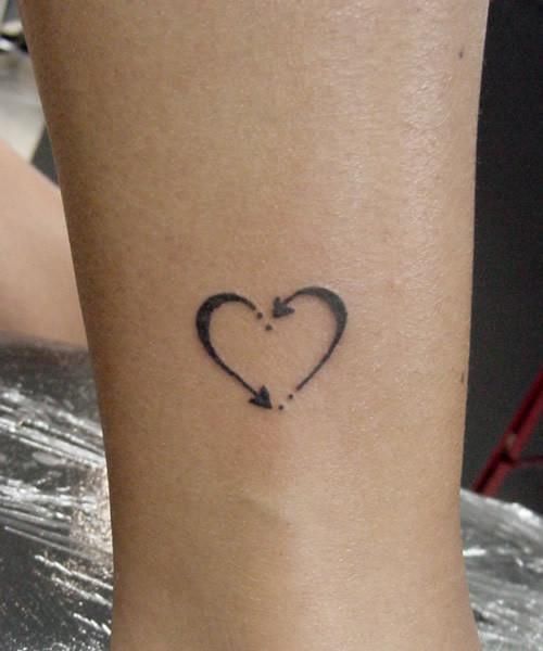 tatouage cheville femme coeur