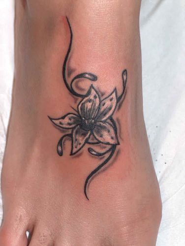 tatouage cheville femme fleur de lys