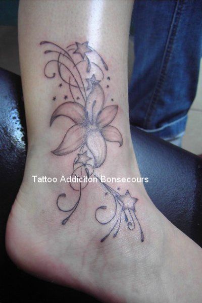 tatouage cheville femme fleur de lys