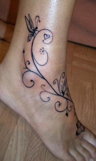 tatouage cheville femme fleur et papillon