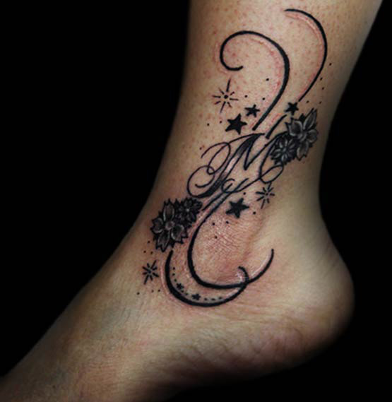 tatouage cheville femme initiale