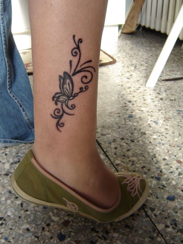 tatouage cheville femme papillon