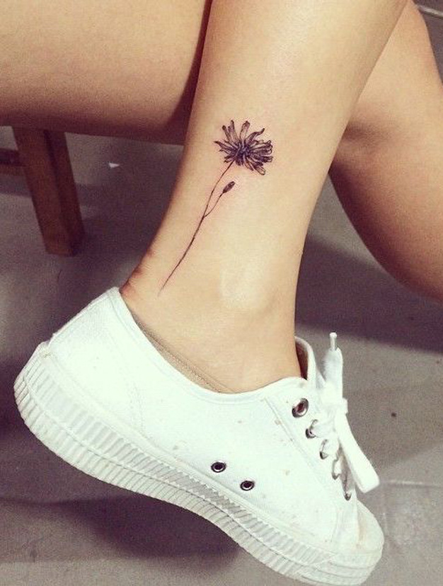 tatouage cheville femme soleil