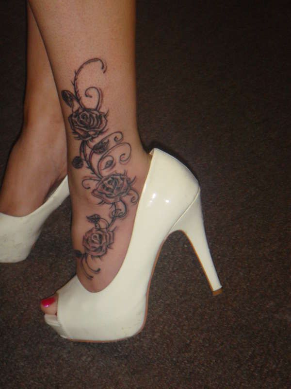 tatouage cheville fleur