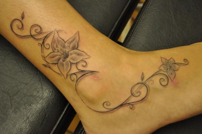 tatouage cheville pied fleur