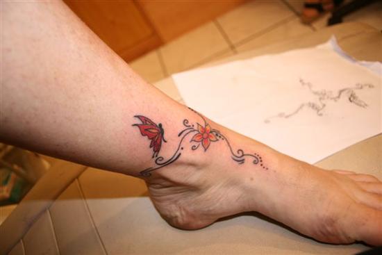 tatouage cheville pied fleur