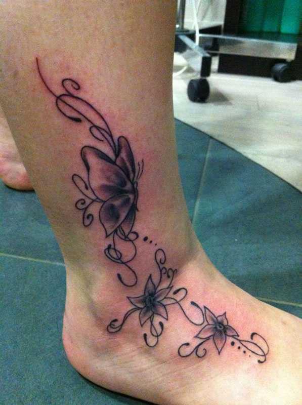 Tatouage cheville pied papillon fleur