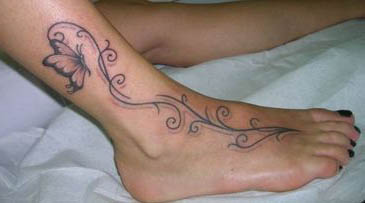 tatouage cheville pied papillon fleur