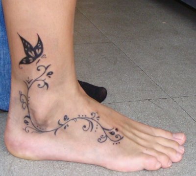 tatouage cheville pied papillon fleur