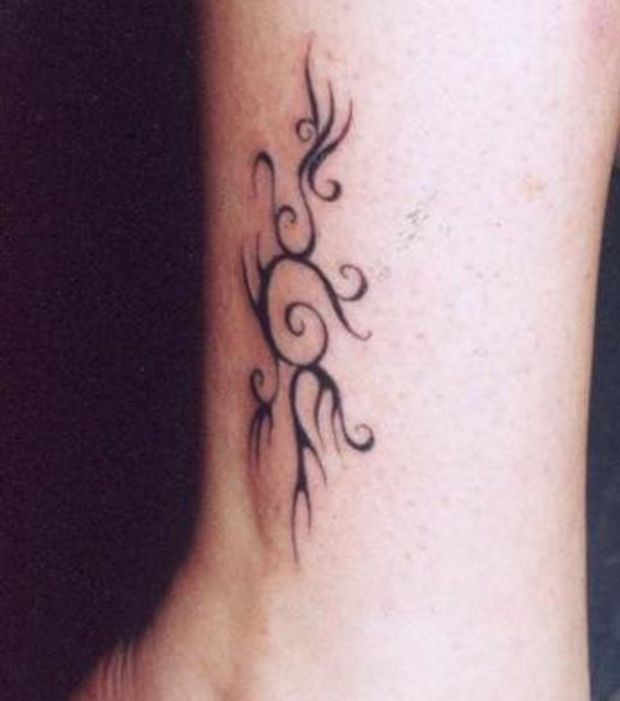 tatouage cheville tribal femme