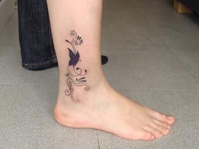 tatouage cheville tribal papillon