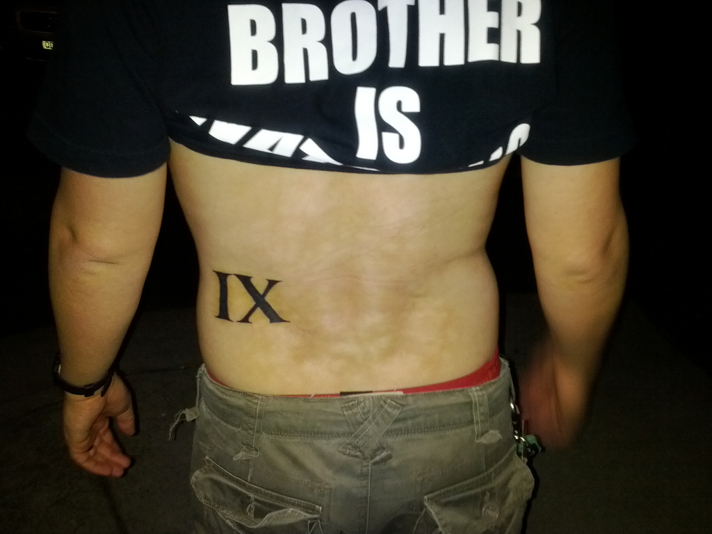 Tatouage chiffre romain ventre