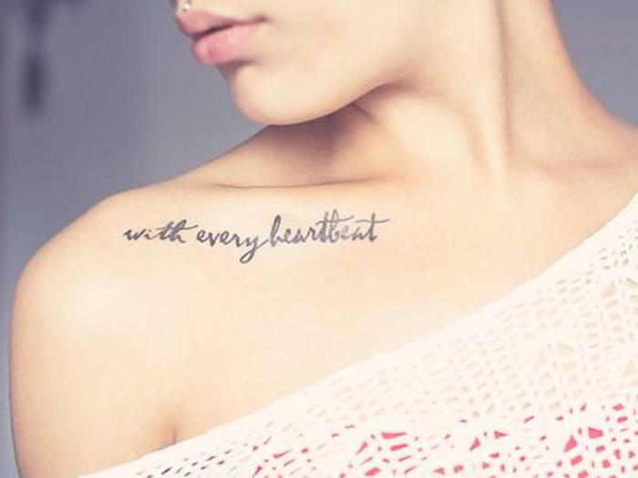 tatouage citation omoplate