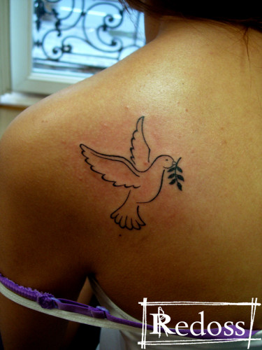 tatouage colombe omoplate