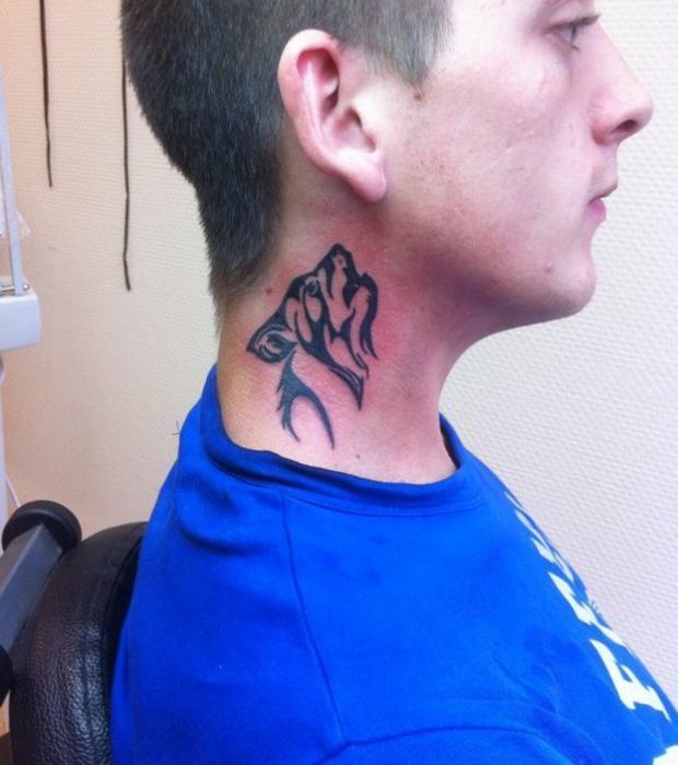 tatouage cou homme tribal