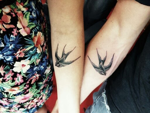 tatouage couple hirondelle