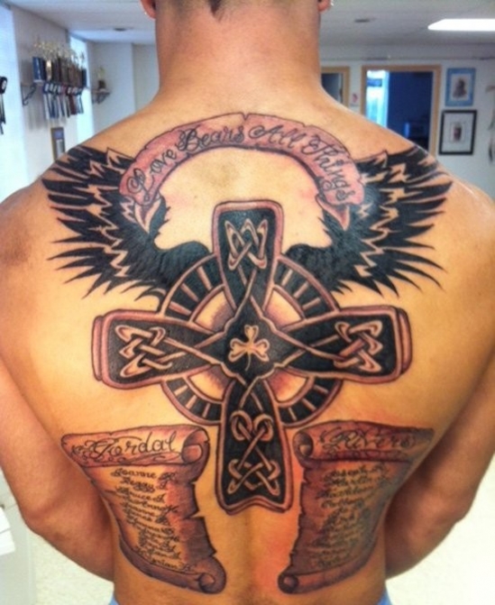 Tatouage croix celtique dos