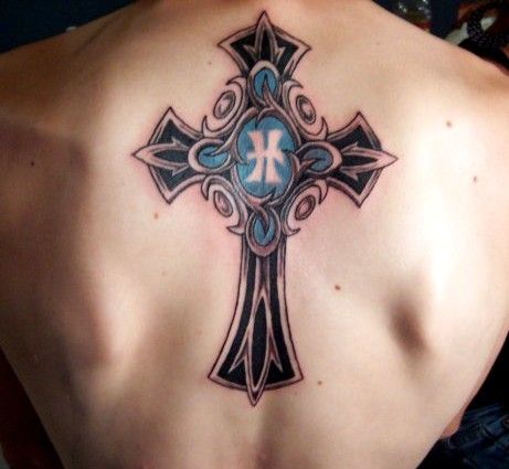 tatouage croix celtique dos