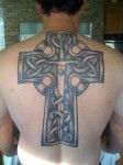 tatouage croix celtique dos