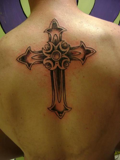 tatouage croix celtique dos