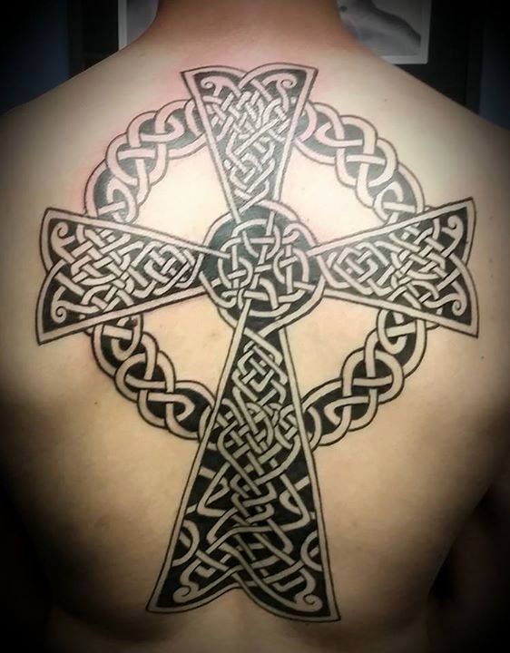 tatouage croix celtique dos