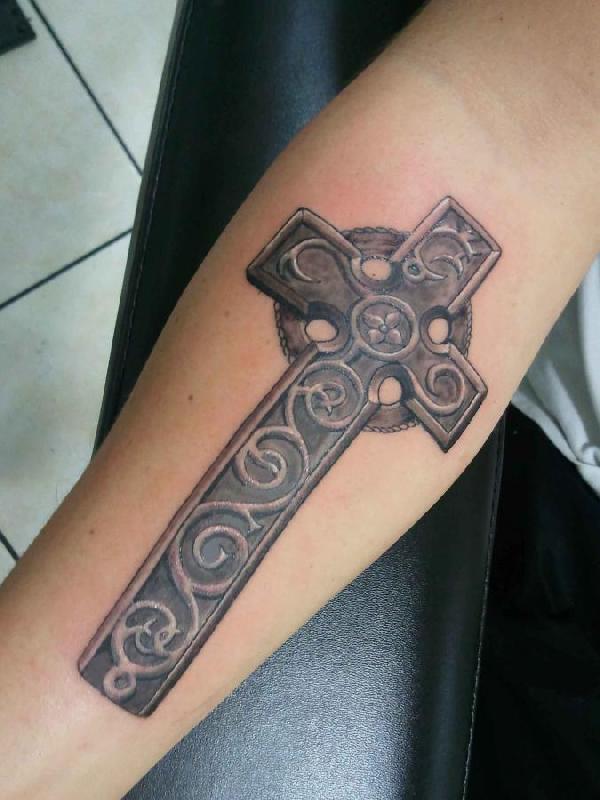 tatouage croix celtique nuque