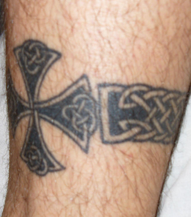 tatouage croix celtique poignet