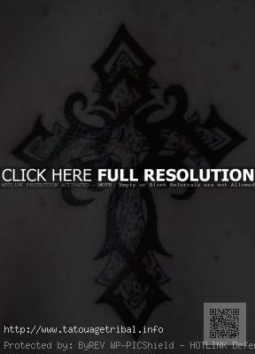 Tatouage croix celtique tribal