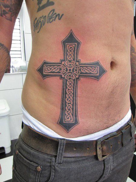 Tatouage croix ventre