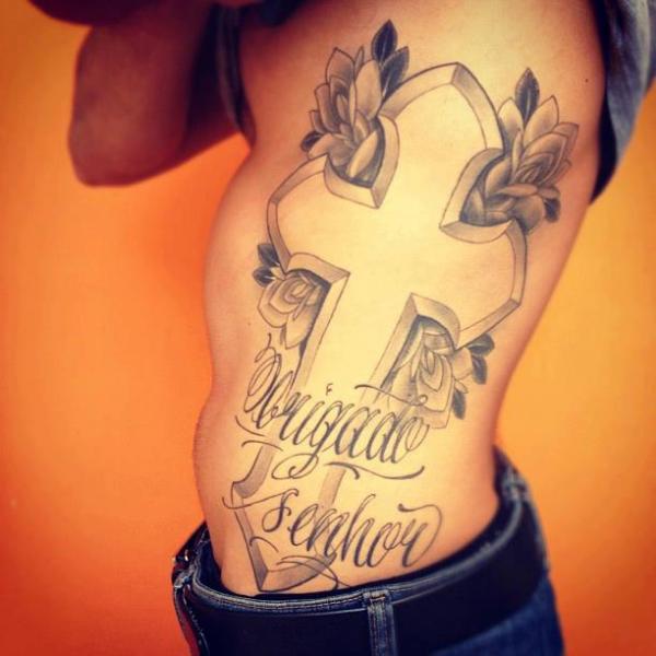 tatouage croix ventre
