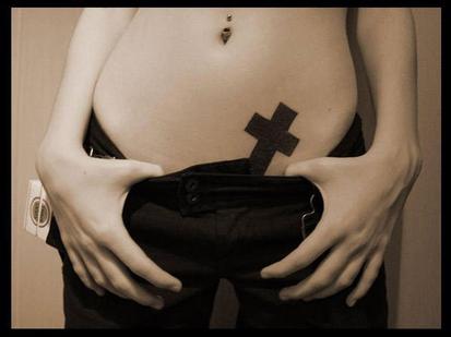 tatouage croix ventre