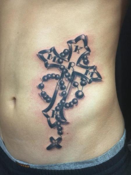 tatouage croix ventre