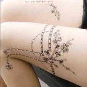 tatouage cuisse femme plume