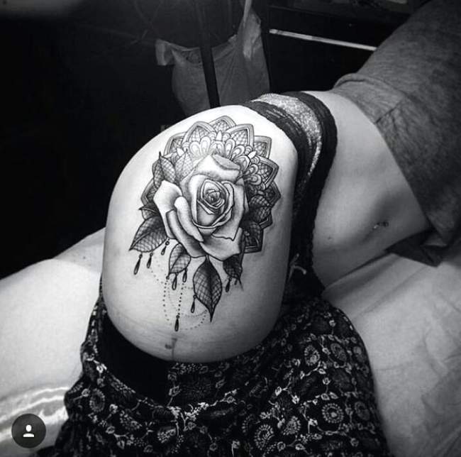tatouage cuisse femme rose
