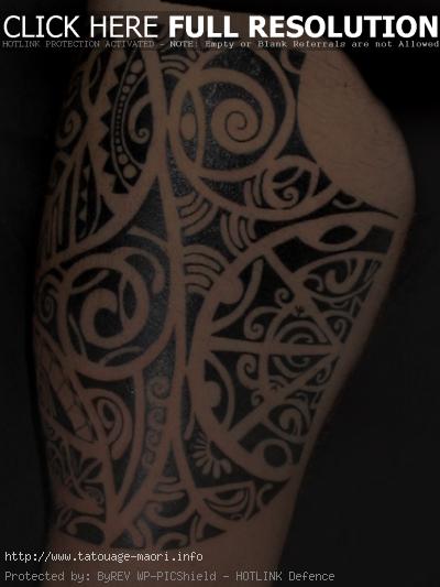 tatouage cuisse homme polynésien