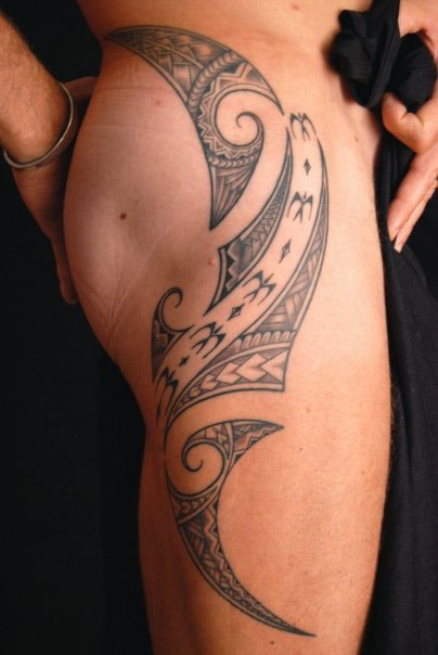tatouage cuisse homme polynésien