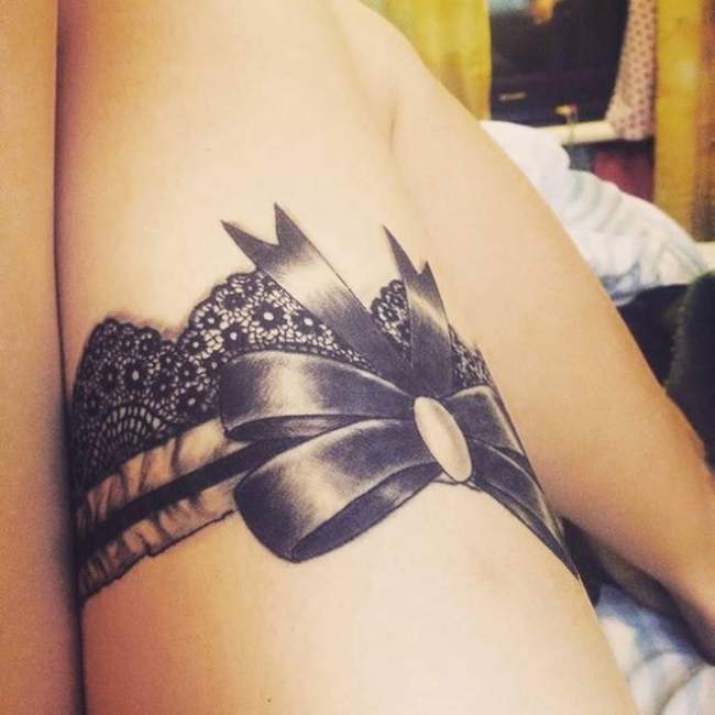 tatouage cuisse jarretière