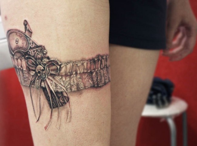 tatouage cuisse jarretière