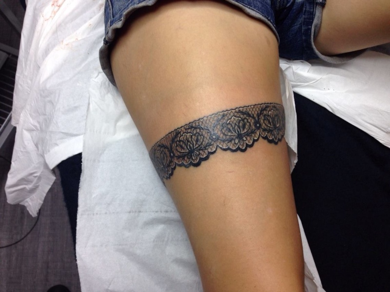 tatouage cuisse jarretière