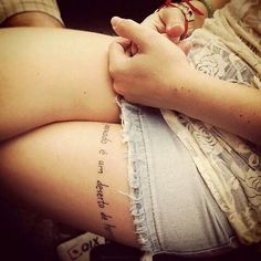 tatouage cuisse phrase aurelie
