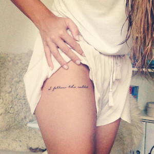 tatouage cuisses phrase