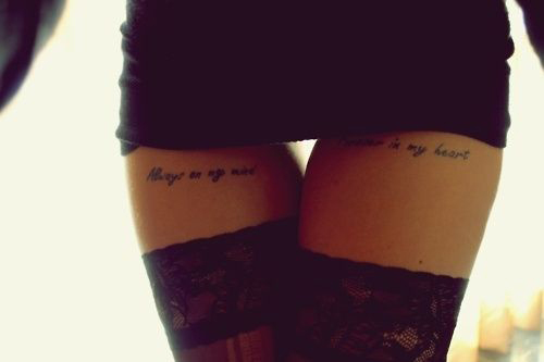 tatouage cuisses phrase