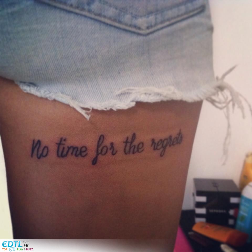 tatouage cuisses phrase